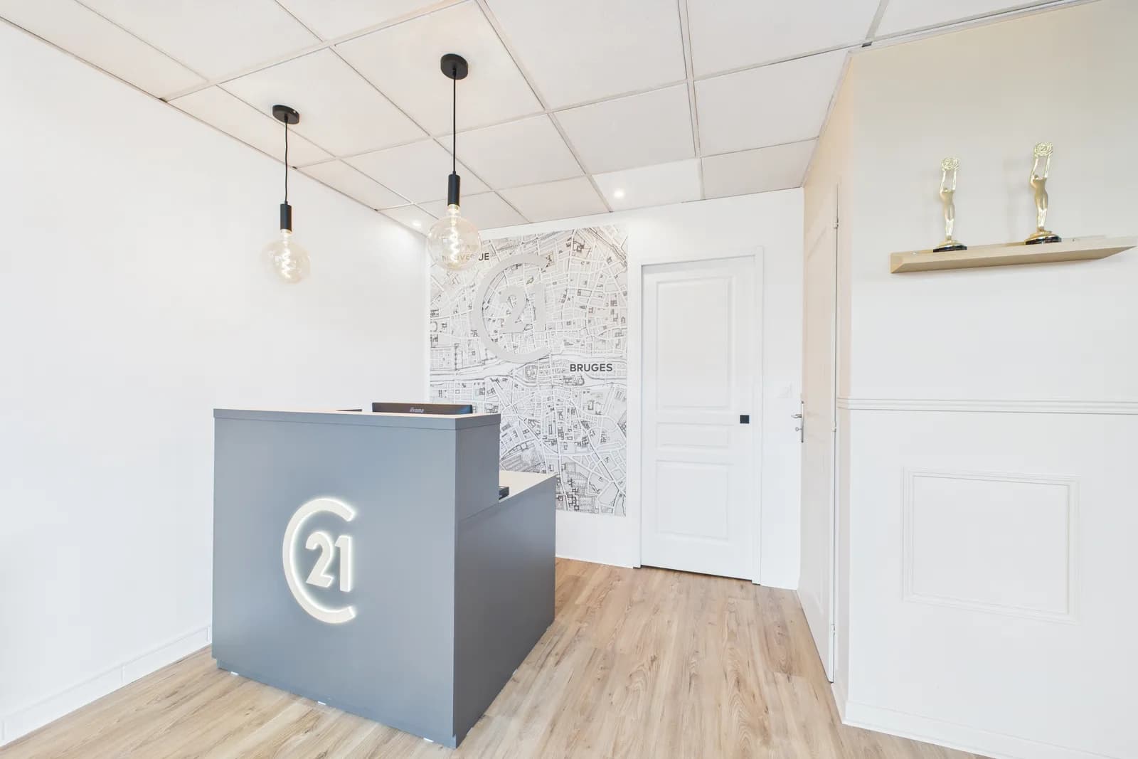 Le comptoir d’accueil de l’agence HESTEDA à Bruges